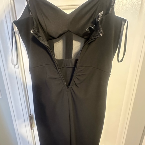 Elegant Black Evening Dress - Picture 4 of 5